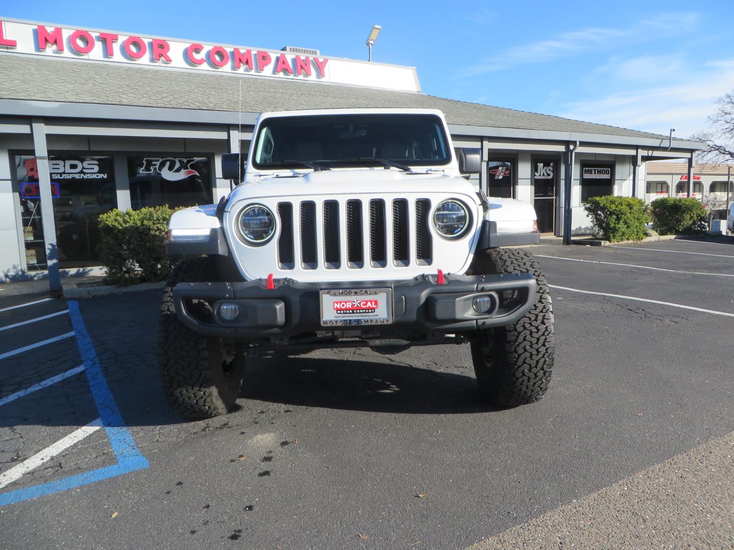 2020 White /TAN Jeep Wrangler Unlimited Rubicon (1C4HJXFG8LW) with an 3.6L V6 DOHC 24V FFV engine, 6A transmission, located at 2630 Grass Valley Highway, Auburn, CA, 95603, (530) 508-5100, 38.937893, -121.095482 - 3" Zone offroad suspension system, Fox adventure series shocks, rocksliders, Teraflex HD tire relocation, Mopar HD tailgate hinge, 17" KMC wheels, and 37" BFG KO2 tires. - Photo#1
